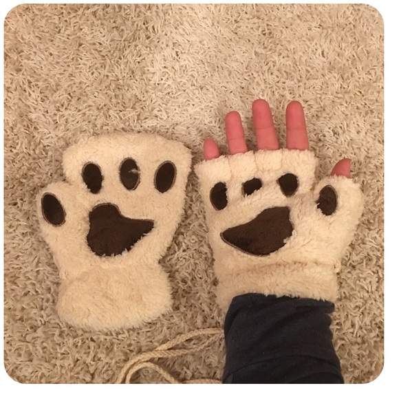 Bear Paw Fingerless Gloves - Picture 6 of 7